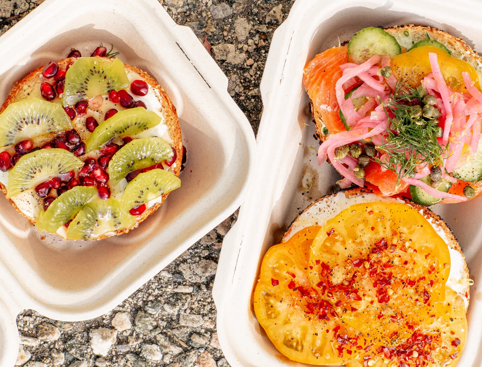 Frokost og catering i Aarhus – bagels med laks, kiwi og tomat i takeaway-bokse