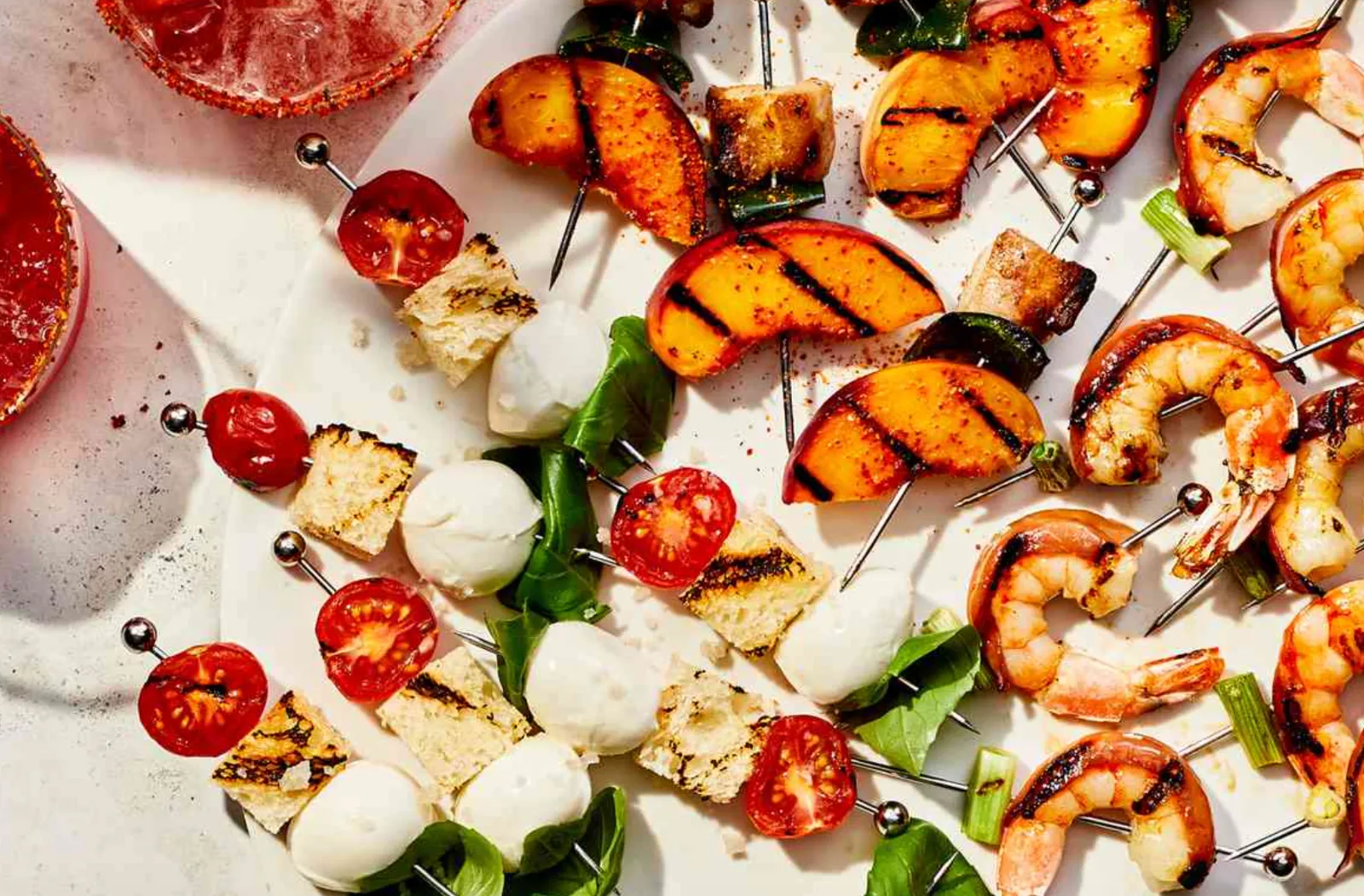 Tapas-spyd med grillede rejer og grøntsager til reception